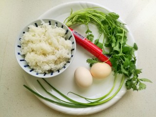 香菜蛋炒饭,准备好米饭，鸡蛋，火腿肠，香菜和香葱。