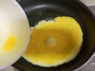 香菜蛋炒饭,锅中放油烧热，油要比平时炒菜稍多点，倒入鸡蛋。