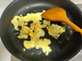 香菜蛋炒饭,把鸡蛋炒散。