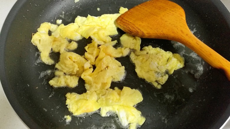 香菜蛋炒饭,把鸡蛋炒散。
