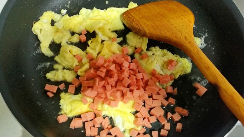 香菜蛋炒饭,加入火腿肠。