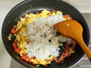 香菜蛋炒饭,加入米饭。