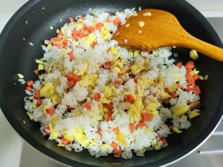 香菜蛋炒饭,把米饭翻炒均匀。