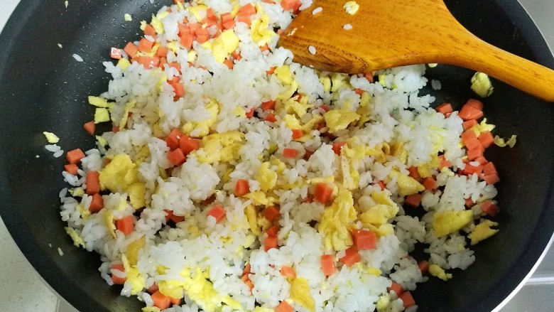 香菜蛋炒饭,把米饭翻炒均匀。