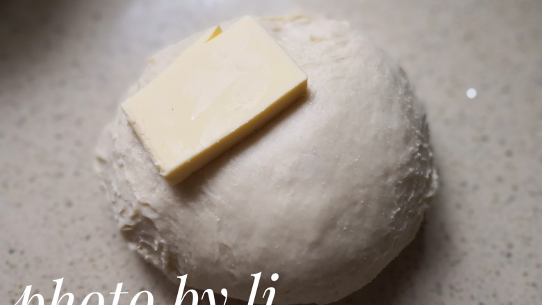 北海道土司,面团揉搓摔打光滑后加入黄油，黄油不用软化，直接加入即可，揉面的过程中，黄油会慢慢软化。