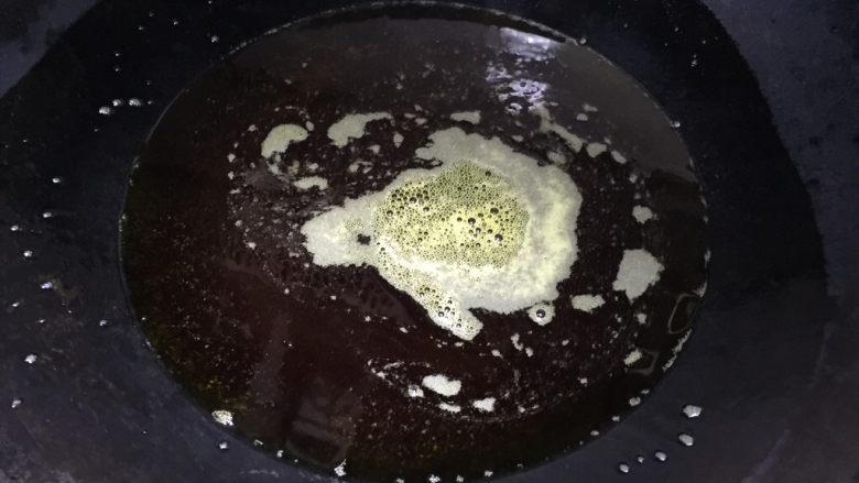 芋儿鸡,锅内下菜油一斤烧至八、九成熟，注意不要烧燃了(中小火）