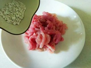 蒜苔肉丝,肉丝装盘，放一勺淀粉。