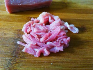 蒜苔肉丝,猪肉切成肉丝