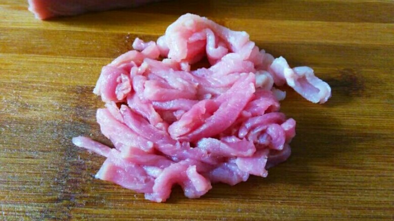 蒜苔肉丝,猪肉切成肉丝