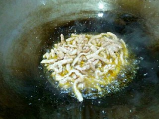 蒜苔肉丝,将肉丝炒散，炒到肉丝发白。
