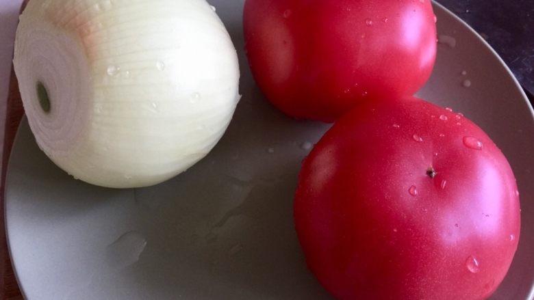 了不起的小番茄➕番茄土豆红烩牛肉,等待水开时可以准备其他蔬菜。洋葱去外皮，与番茄一同洗净