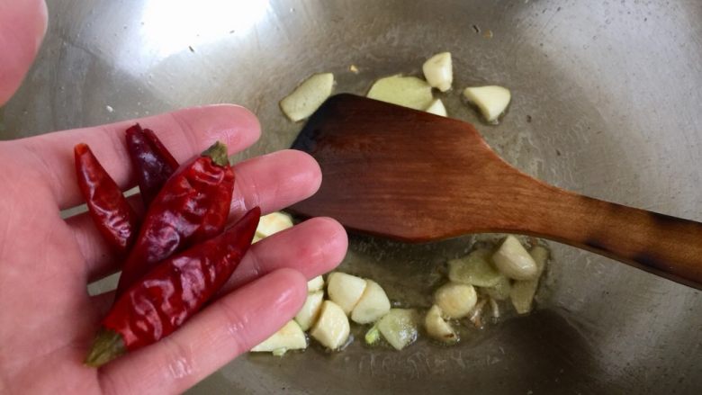 了不起的小番茄➕番茄土豆红烩牛肉,加入干辣椒，免得放太早辣椒糊了