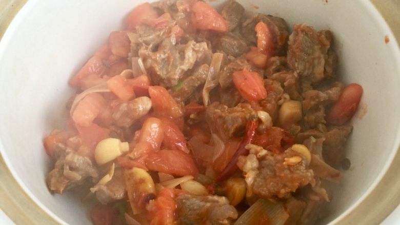 了不起的小番茄➕番茄土豆红烩牛肉,把翻炒好的牛肉移到砂锅中，大家可以根据家里的锅具选择，最好用砂锅、铸铁锅、珐琅锅……炖出来比直接用炒锅炖的香