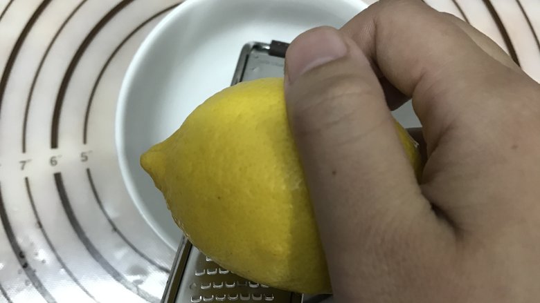 愚人节之无骨柠檬炸鸡,柠檬洗干净表面，皮用柠檬刨刀刨出，注意只要黄色部分。
