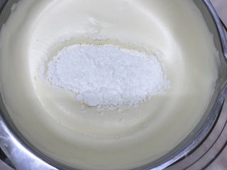 愚人节之无骨柠檬炸鸡,将提前过筛的低筋面粉加入蛋糊中，刮刀用翻拌手法拌匀。
