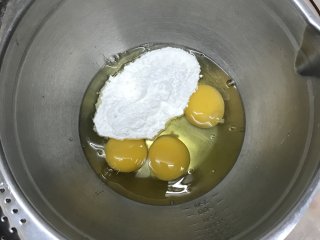 愚人节之无骨柠檬炸鸡,鸡蛋打入盆中，加入细砂糖、盐拌匀。
