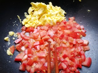 汤年糕,鸡蛋放一边，加入番茄丁，炒软