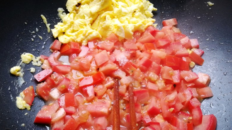 汤年糕,鸡蛋放一边，加入番茄丁，炒软