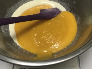 芒果慕斯,410克芒果泥和第九步的牛奶吉利丁溶液拌匀，如果有疙瘩的话隔水加热再搅拌下。