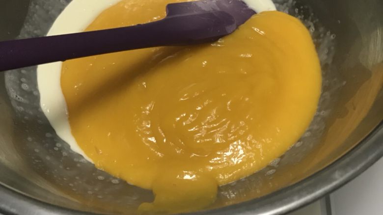 芒果慕斯,410克芒果泥和第九步的牛奶吉利丁溶液拌匀，如果有疙瘩的话隔水加热再搅拌下。