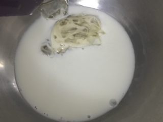 芒果慕斯,牛奶隔水加热，放入沥干水分的吉利丁。