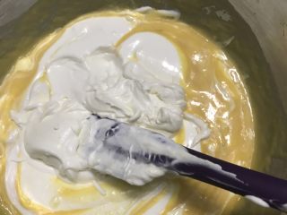 芒果慕斯,稍微凉后，加入淡奶油拌匀。