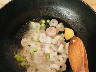芦笋炒虾仁,加入刚腌制的虾仁，迅速搅拌均匀（防止粘锅）