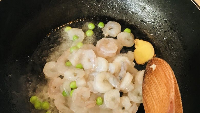 芦笋炒虾仁,加入刚腌制的虾仁，迅速搅拌均匀（防止粘锅）