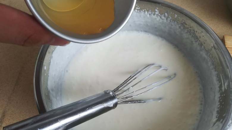 四季慕斯四重奏,将酸奶和打发好的淡奶油进行混合，然后加入隔水融化的吉利丁液，快速搅拌均匀