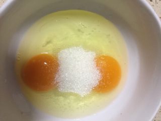 奇异果黄油蛋挞,'鸡蛋打入碗加入白糖