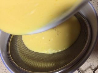 奇异果黄油蛋挞,用滤网过滤蛋液