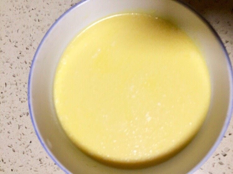 奇异果黄油蛋挞,过滤好的蛋液