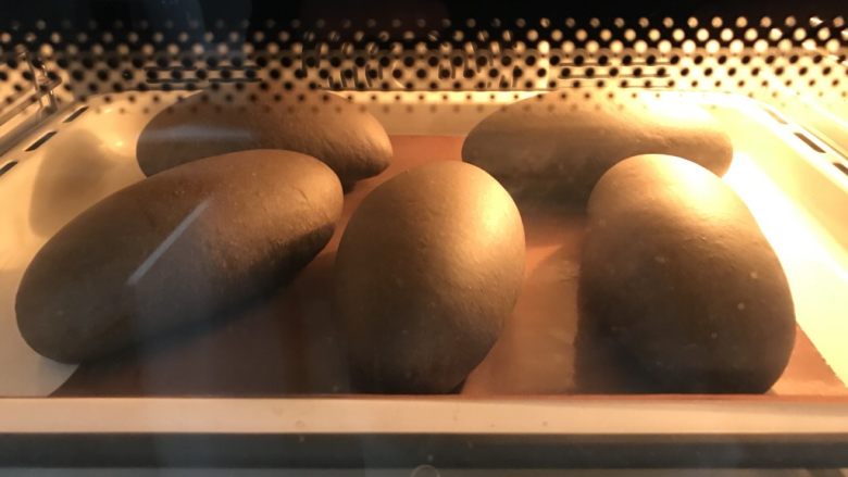 草莓黑骑士面包~冷藏中种,入预热烤箱中层180度烤20分钟。火力时间根据自己烤箱调节。