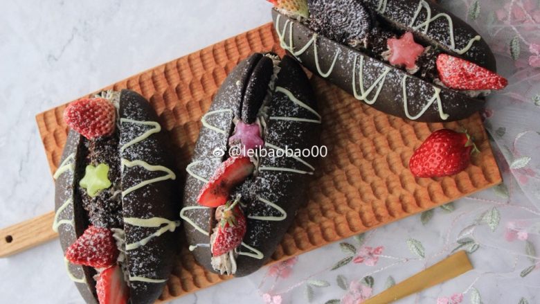 草莓黑骑士面包~冷藏中种,表面也可以挤融化白巧克力装饰，撒上糖粉，美美哒