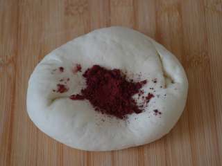 玫瑰花馒头,取一份面团，放2~3克的红曲粉，另一份面团盖好，避免表面干皮。