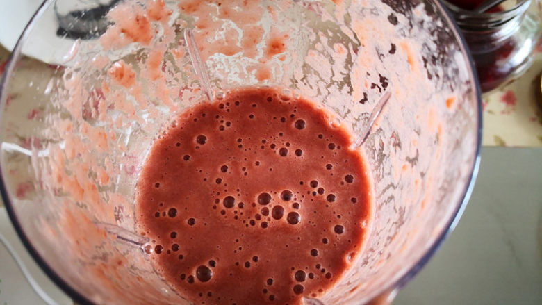 樱桃慕斯,将樱桃与少量罐头水一起放进料理机里，打成樱桃果泥，