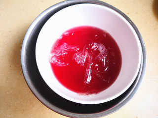 樱桃慕斯,称重樱桃罐头水加入软化的吉利丁片，隔水加热将其完全融化，过程中要不断搅拌，