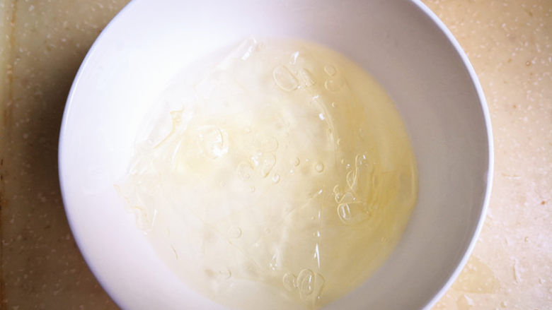 樱桃慕斯,制作镜面，将吉利丁片放在冷水里泡软，

