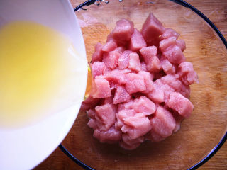 樱桃肉,把肉里放少许盐，再倒入一个蛋白，抓均匀，，