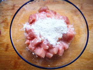樱桃肉,再倒入淀粉，将其抓匀，使淀粉均匀的裹在肉上面