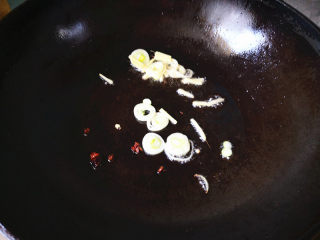 樱桃肉,锅里另起油，油热后，放入花椒，大料爆香，再放入葱，姜爆香，