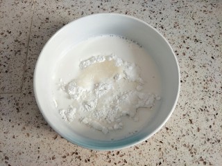 雪媚娘,糯米粉、鹰栗粉、糖、牛奶全部倒一个碗里搅拌均匀