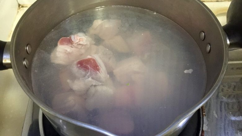 大口吃肉系列➕干豆角鸡蛋红烧肉,坐锅烧水，水开转中火放入五花肉