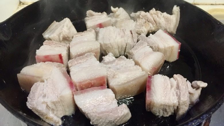 大口吃肉系列➕干豆角鸡蛋红烧肉,小火煎，肉块的四面都要煎到，煎出肉的多余油脂