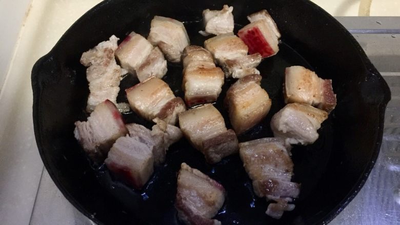 大口吃肉系列➕干豆角鸡蛋红烧肉,煎好的肉块，煎出很多猪油啊