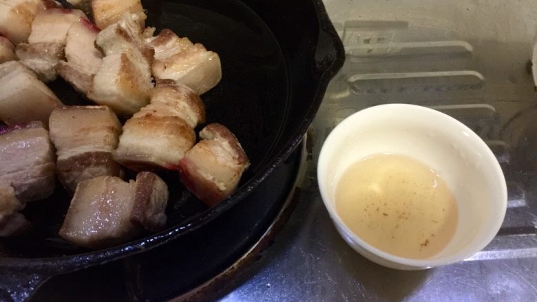 大口吃肉系列➕干豆角鸡蛋红烧肉,用勺子把煎出的很多油脂舀出，猪油可以炒蔬菜可以做阳春面也很香