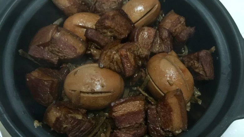 大口吃肉系列➕干豆角鸡蛋红烧肉,再盛出肉块放入煲中