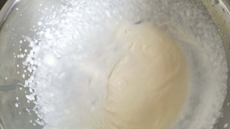 四季慕斯四重奏,淡奶油加入糖粉打发至6成即可，花纹出现后不会马上消失