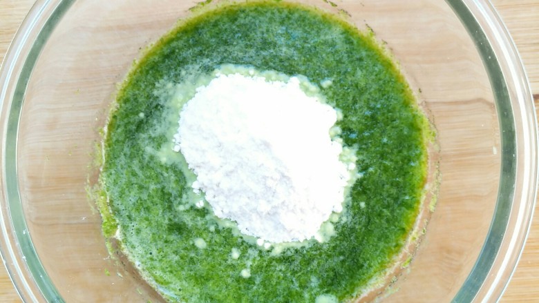 高颜值的美味――菠菜松饼,放入适量的面粉。