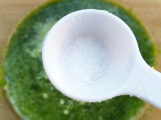 适合宝宝吃的营养健康菠菜卷,少量的盐。
